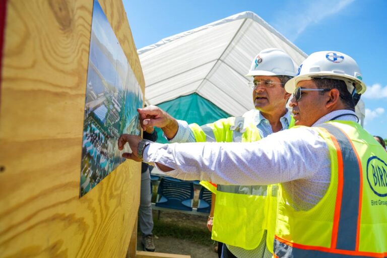 Inspecciona construcción de nuevo terminal de lanchas en Ceiba