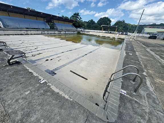 Denuncia indiferencia gubernamental frente al deterioro de la piscina Olímpica en Arecibo