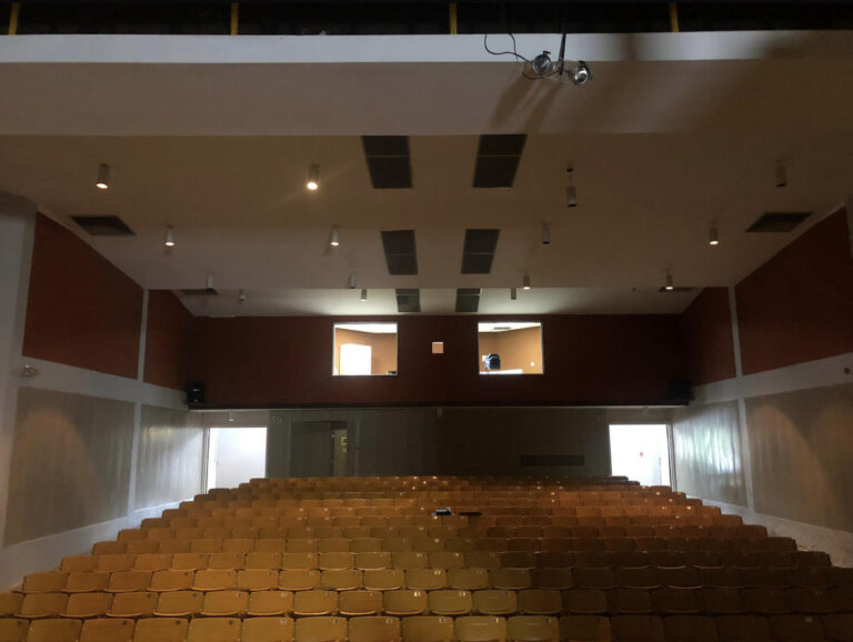 Protestan por abandono de Teatro Escolar en Adjuntas