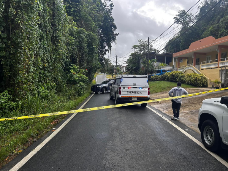 Carretera cerrada por un socavón debido a las lluvias en Quebradillas